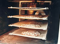 Cuisson de pizzas par chauffage micro-ondes et convection d'air chaud dans un four pilote du CETIAT